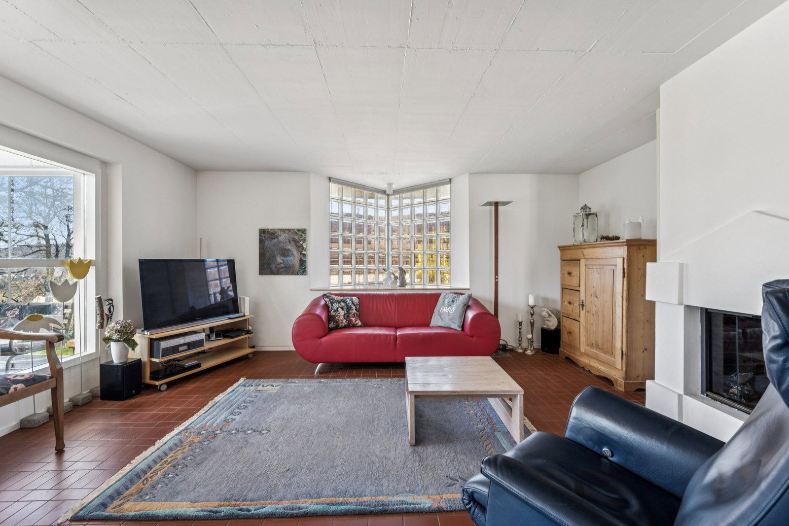 Wohnzimmer mit Kamin und Erkerfenster