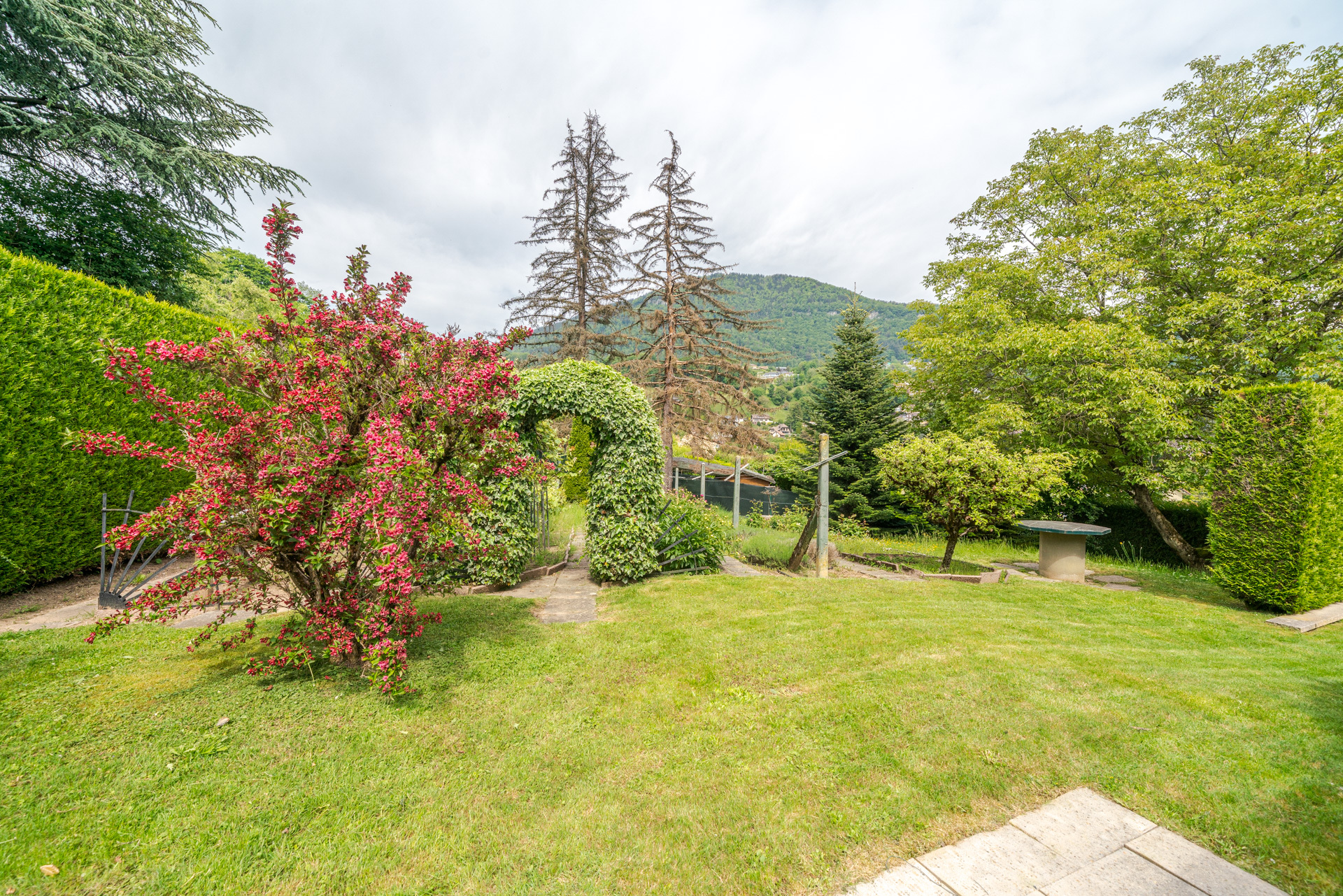 Gepflegter Garten mit Bergblick
