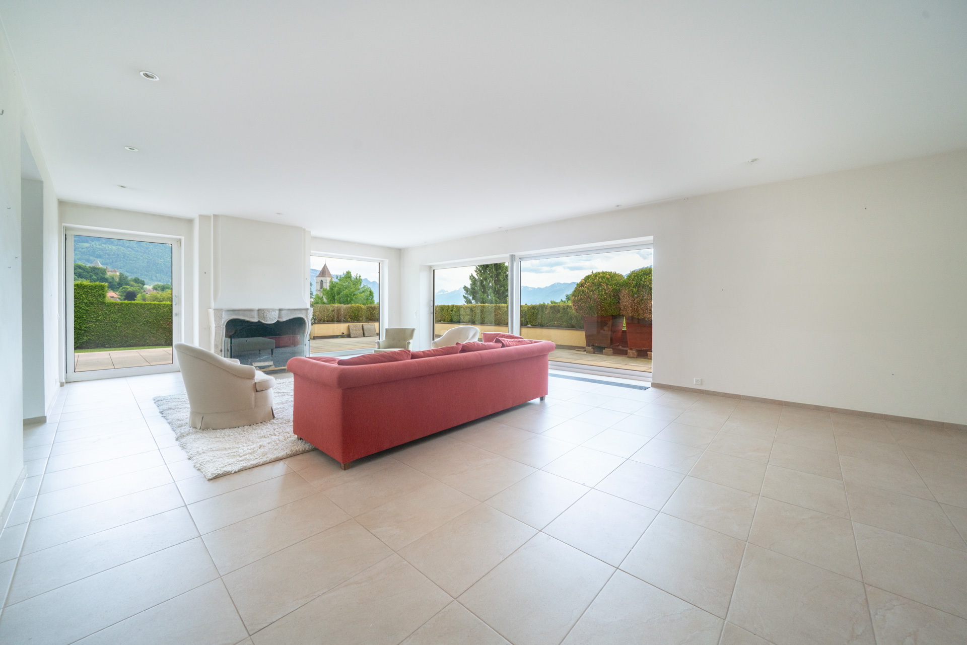 Heller Wohnraum mit Panoramablick