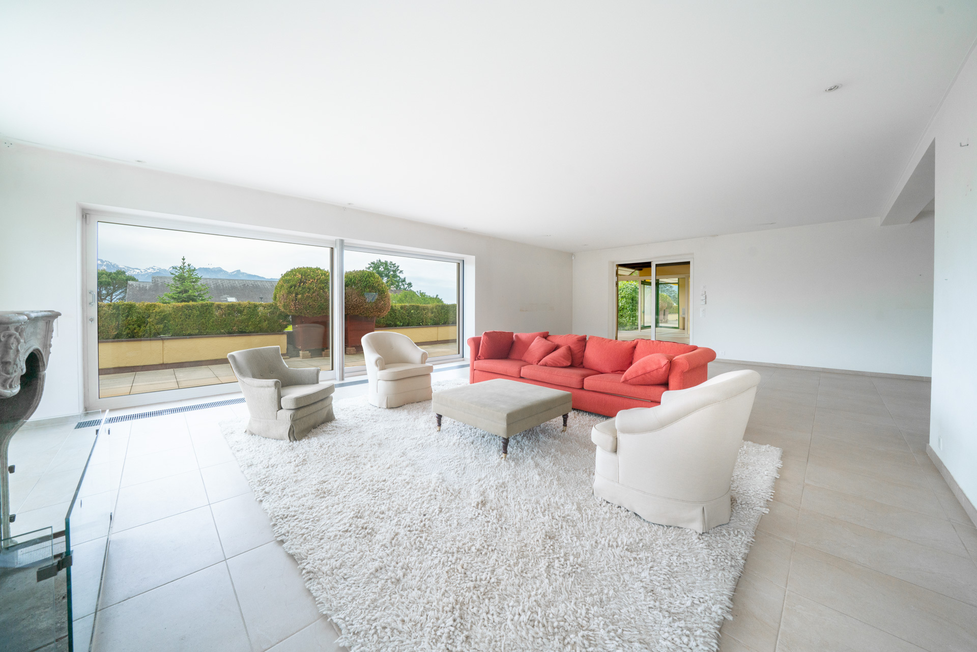 Großzügiges Wohnzimmer mit Panoramafenster