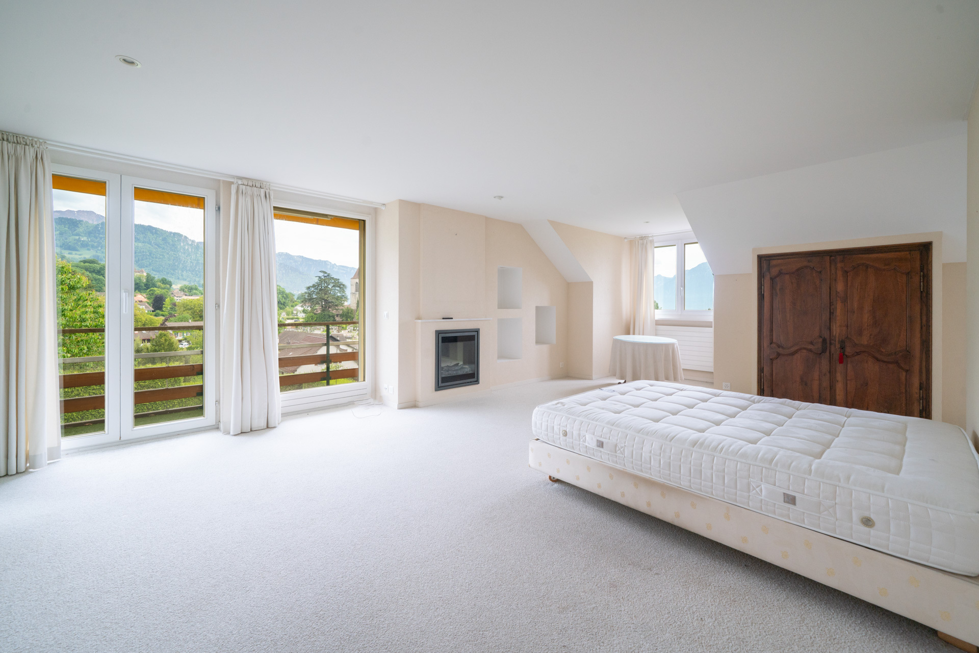 Helles Schlafzimmer mit Bergblick