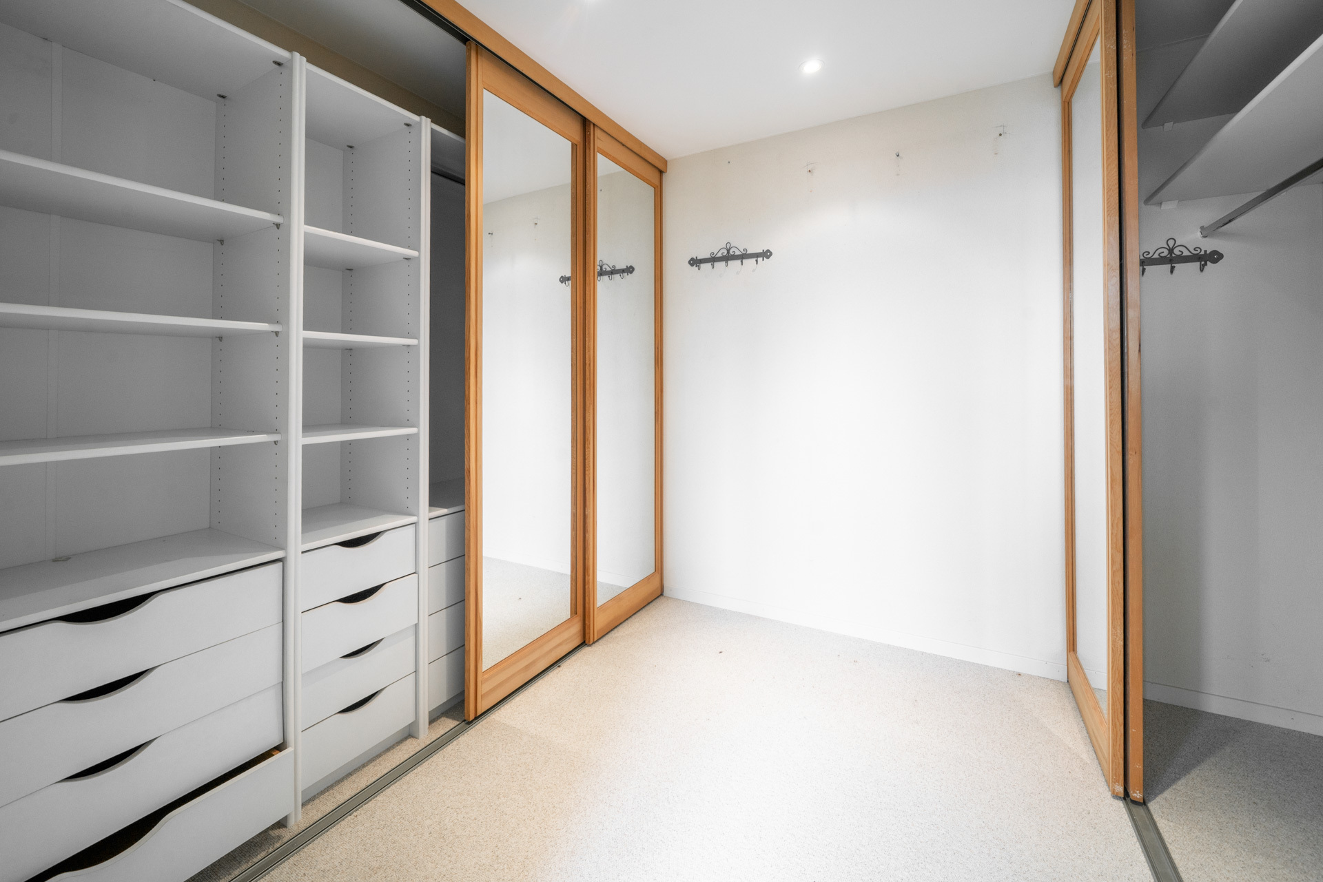 Begehbarer Kleiderschrank mit Spiegel-Schiebetüren
