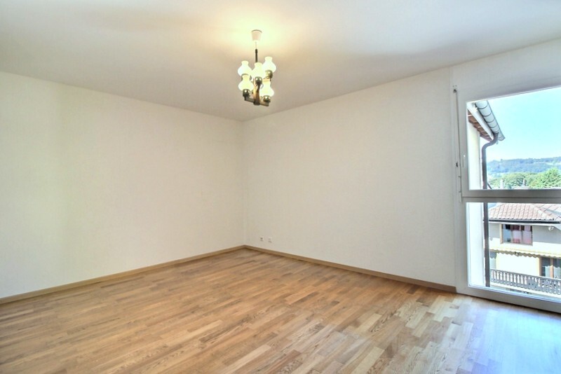 Leerer heller Wohnraum mit Fensterblick