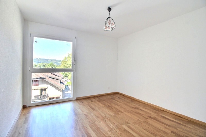 Leeres Zimmer mit großem Fenster