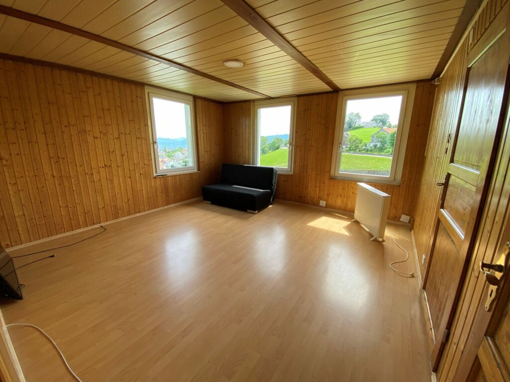 Heller Holzraum mit drei Fenstern