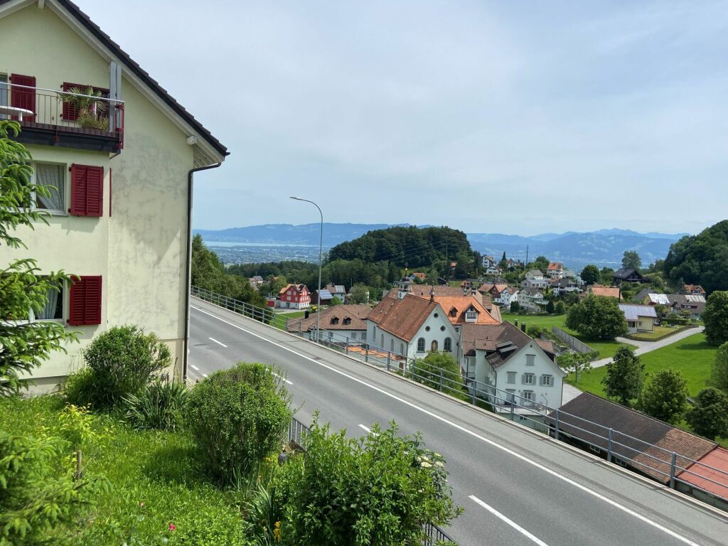 Hanglage mit Seeblick und Straßenschleife