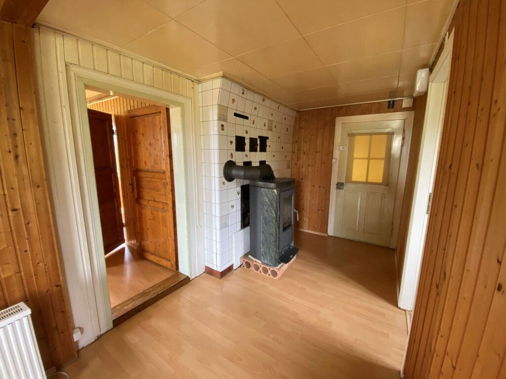 Flur mit Holzverkleidung und Ofen