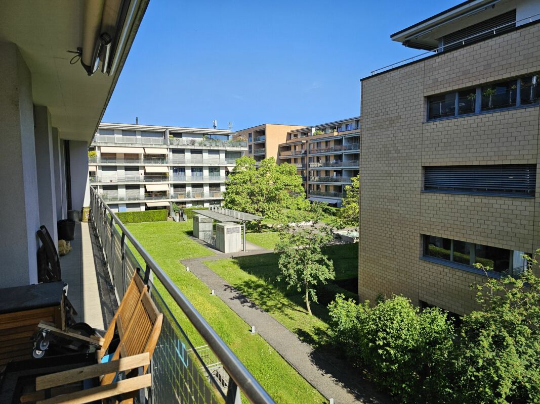 Balkon mit Blick auf Wohnanlage
