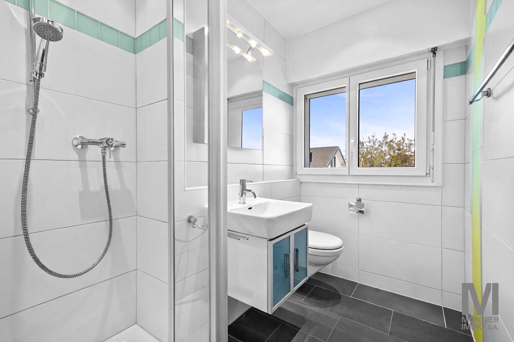 Modernes Badezimmer mit Dusche und WC