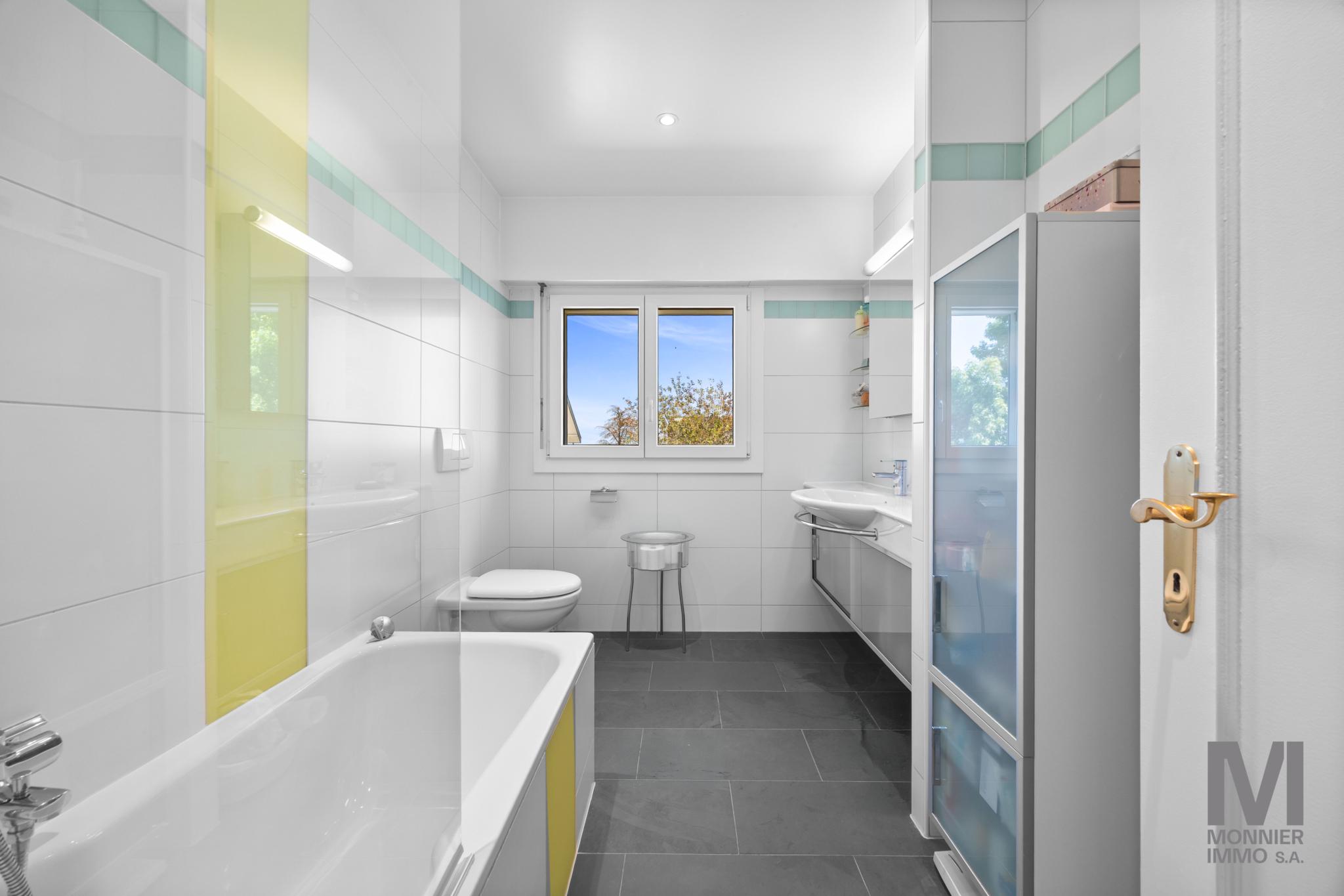 Helles modernes Badezimmer mit Badewanne und Fenster