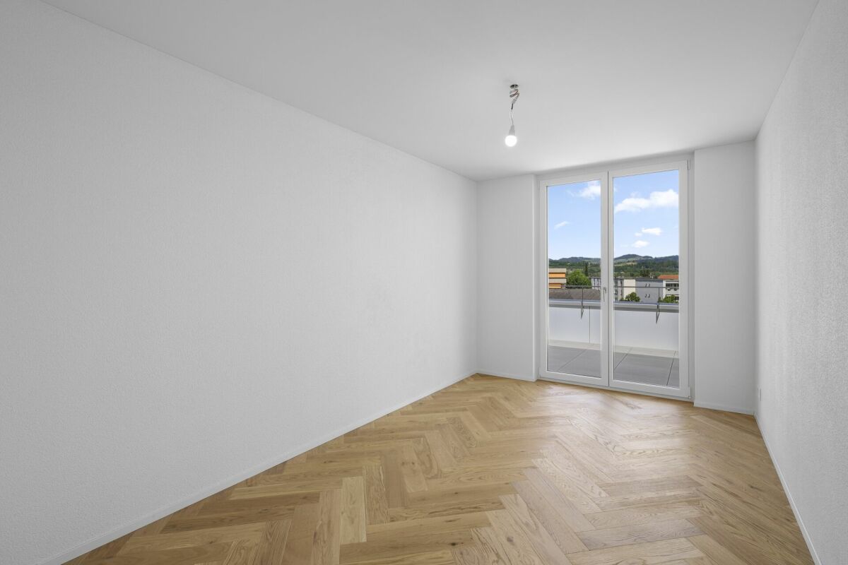 Heller leerer Wohnraum mit Balkonblick