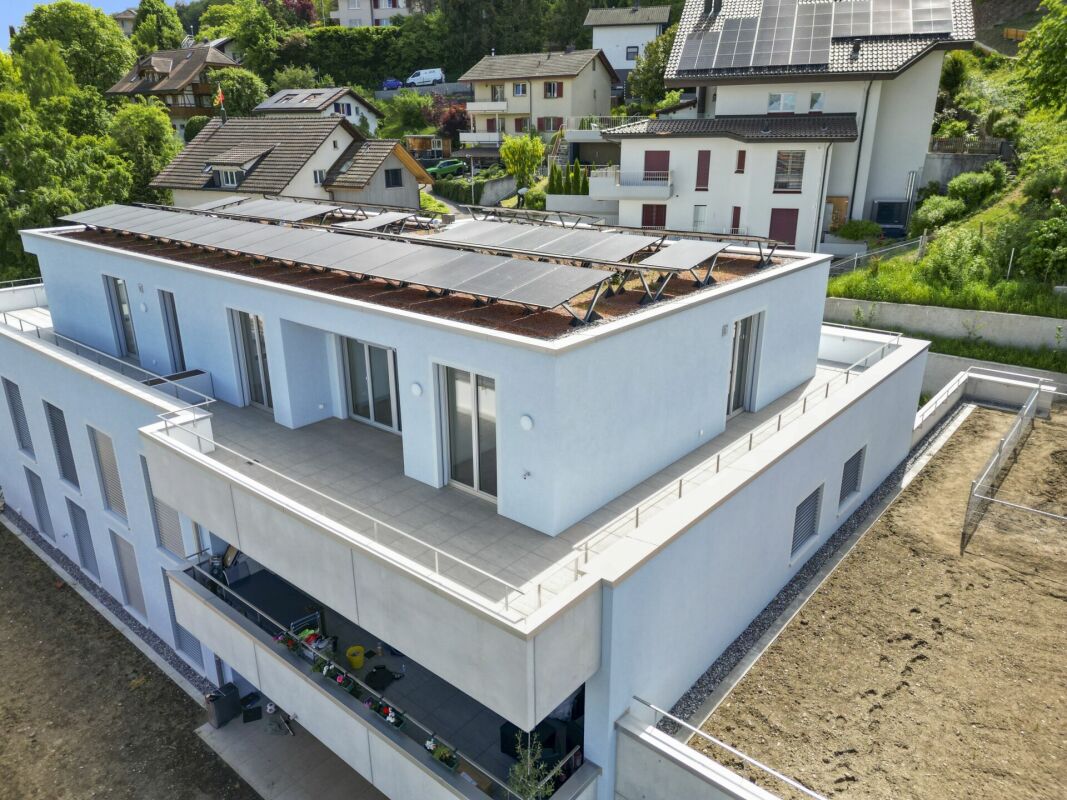 Moderne Wohnanlage mit Dachterrassen und Solaranlage