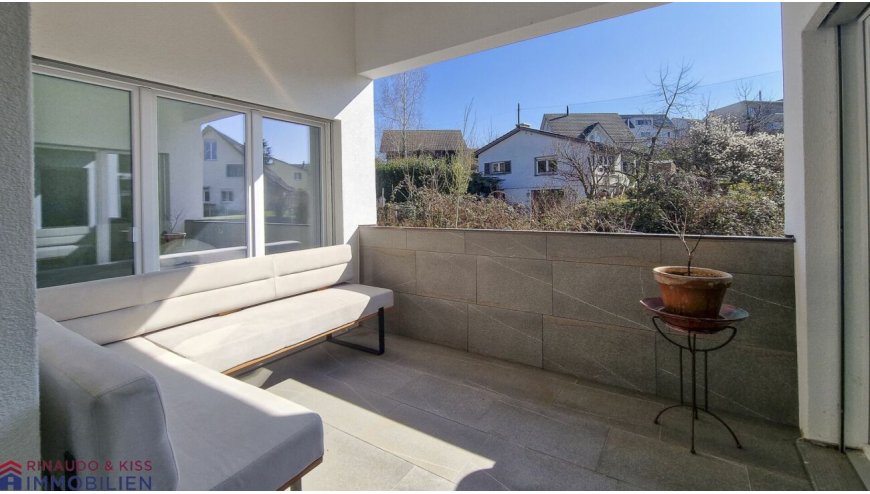 Überdachter Balkon mit Sitzbank
