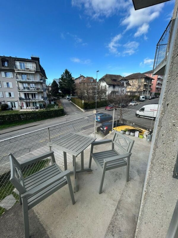 Balkon mit Tisch und Stühlen