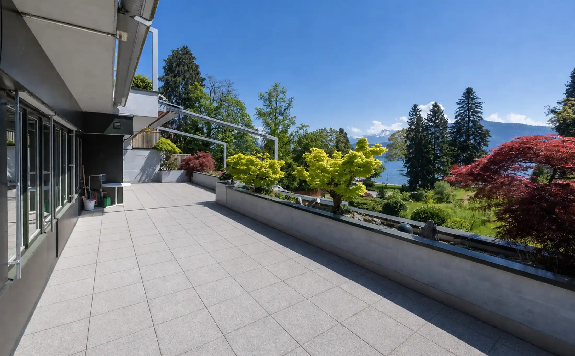 Große Terrasse mit Bergblick