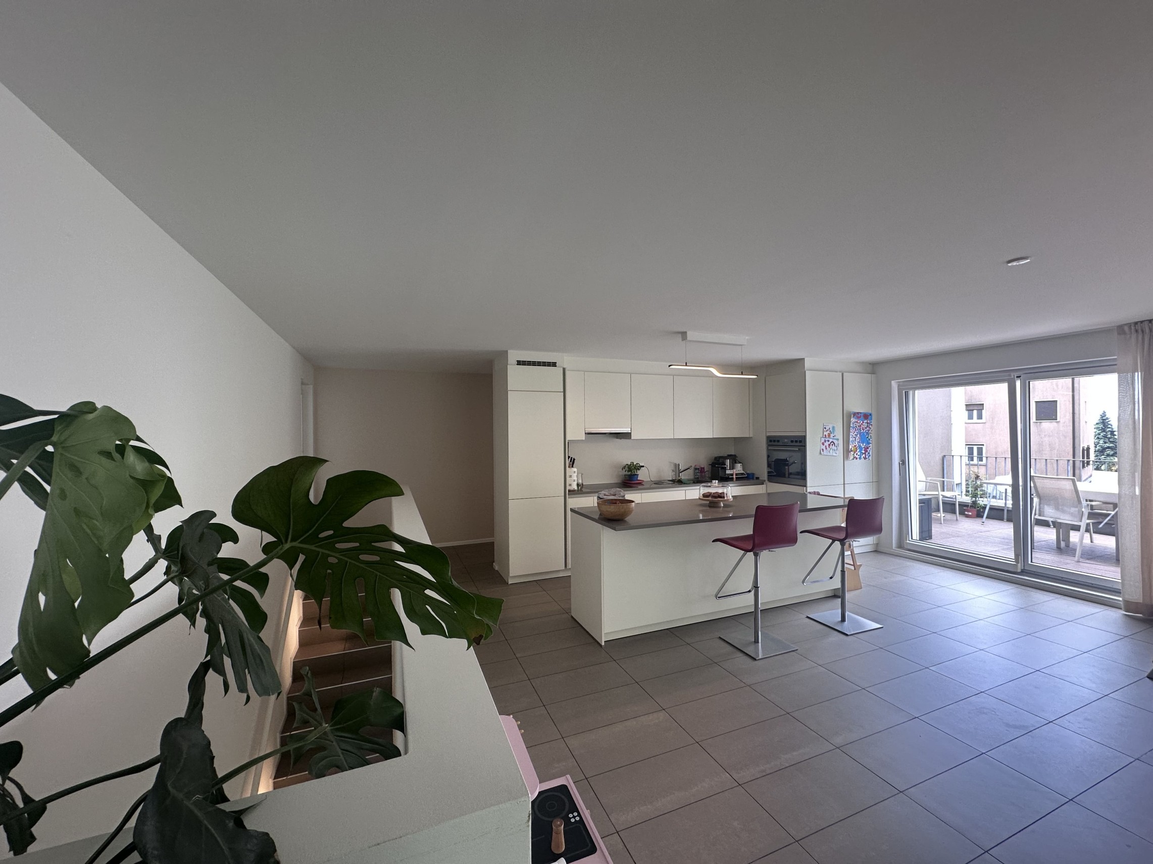 Moderne offene Wohnküche mit Terrasse