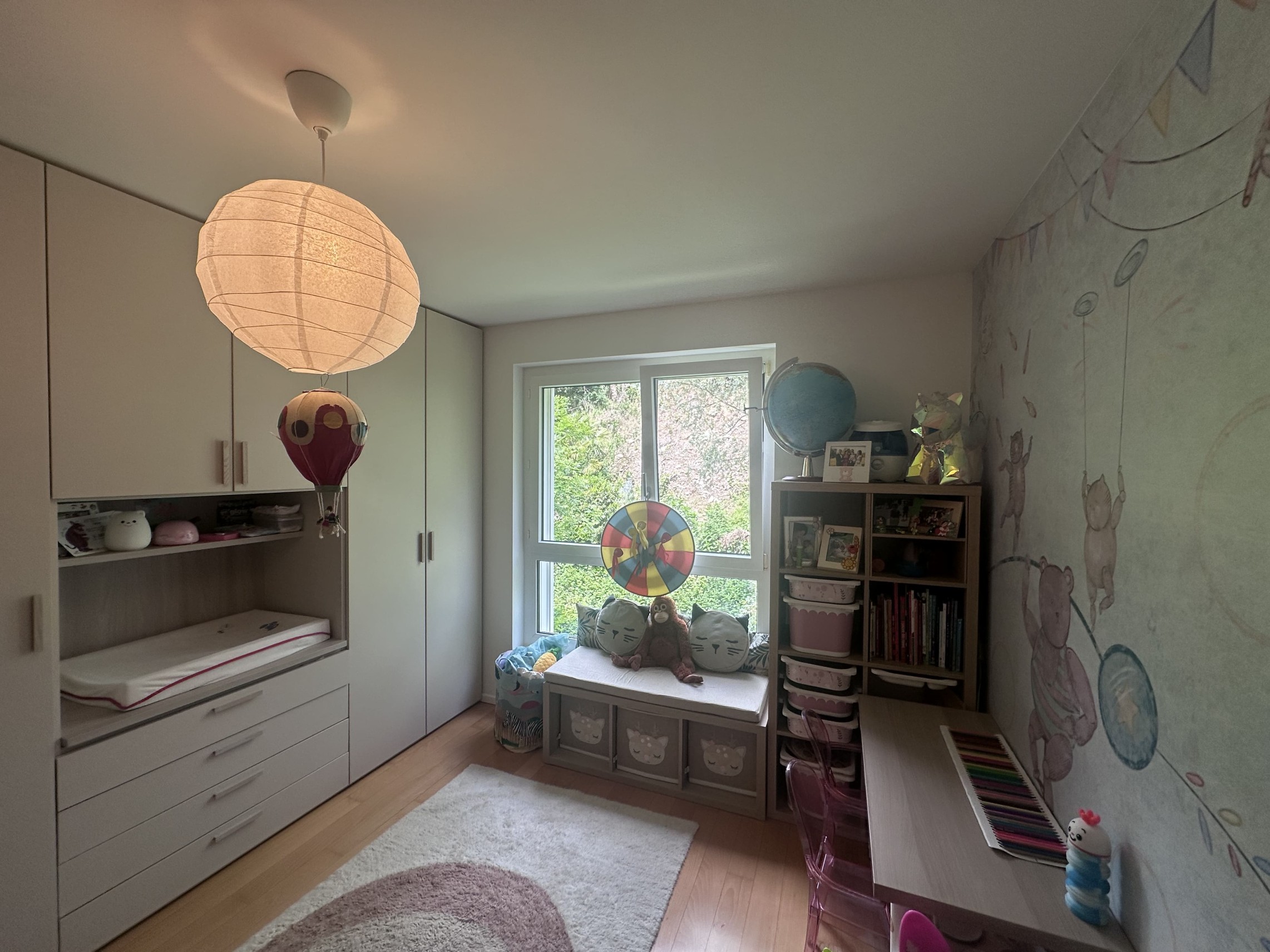 Kinderzimmer mit Spiel- und Stauraummöbeln