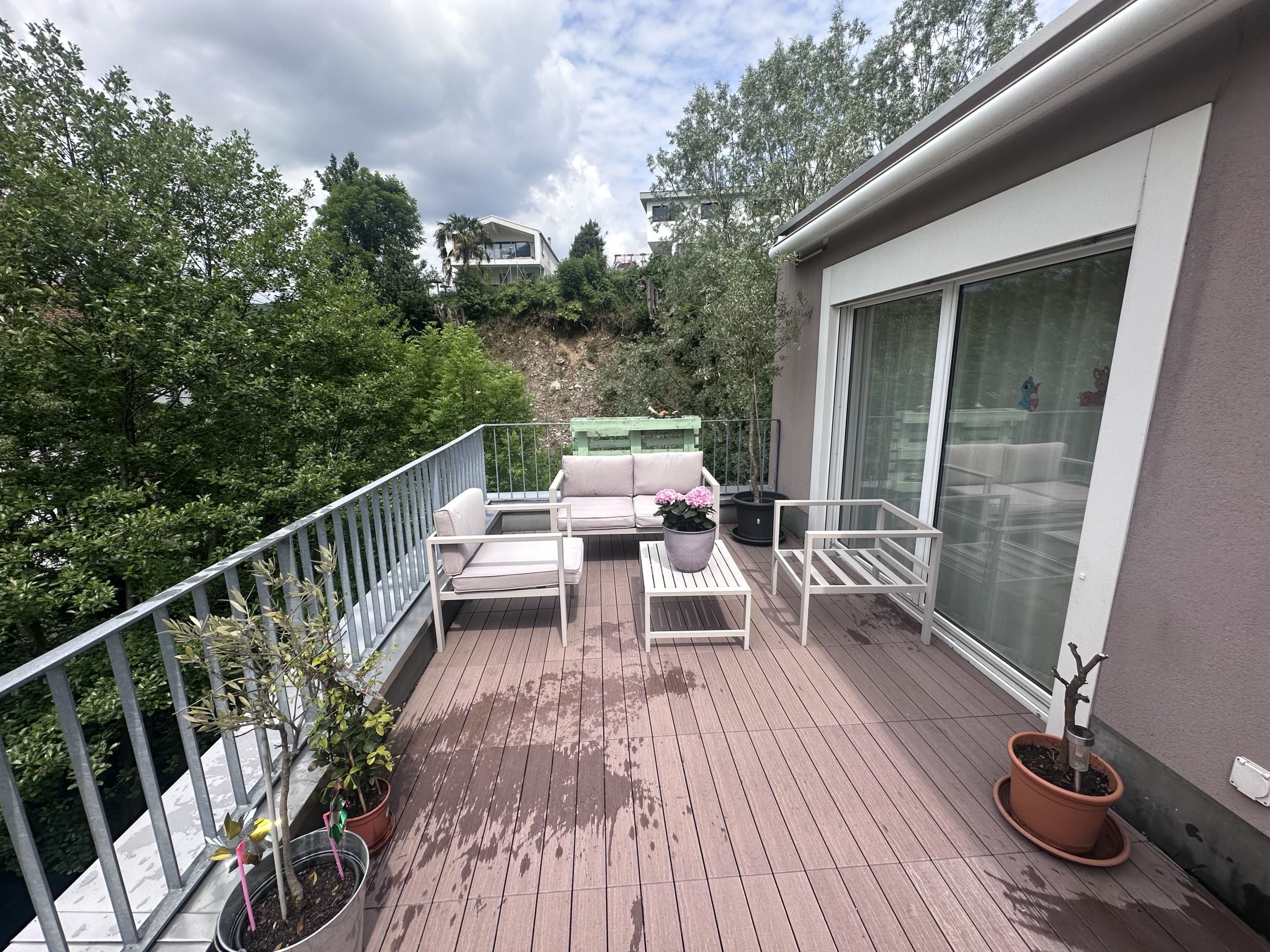 Balkon mit Sitzgruppe und Grünblick