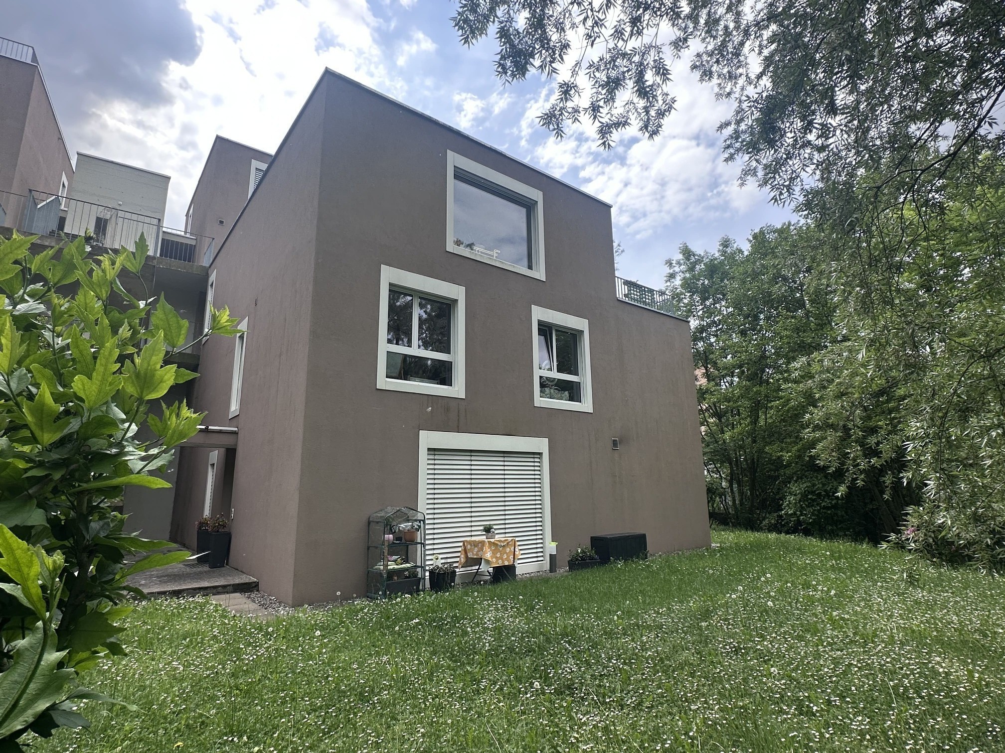 Modernes Haus mit Gartenansicht