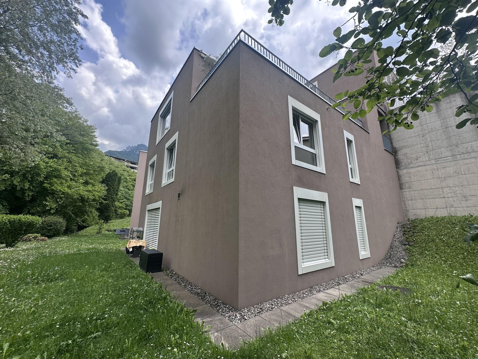 Modernes Wohnhaus mit Gartenansicht