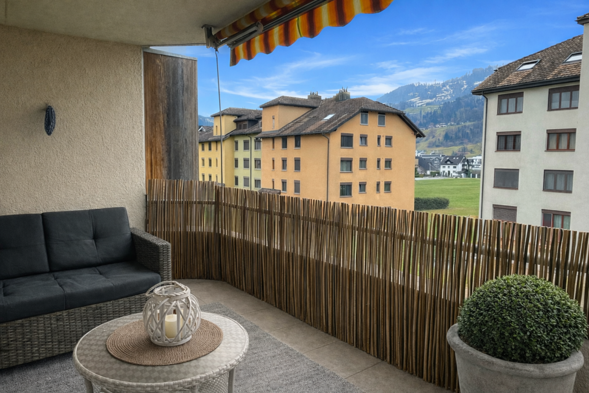 Balkon mit Sitzgruppe und Bergblick