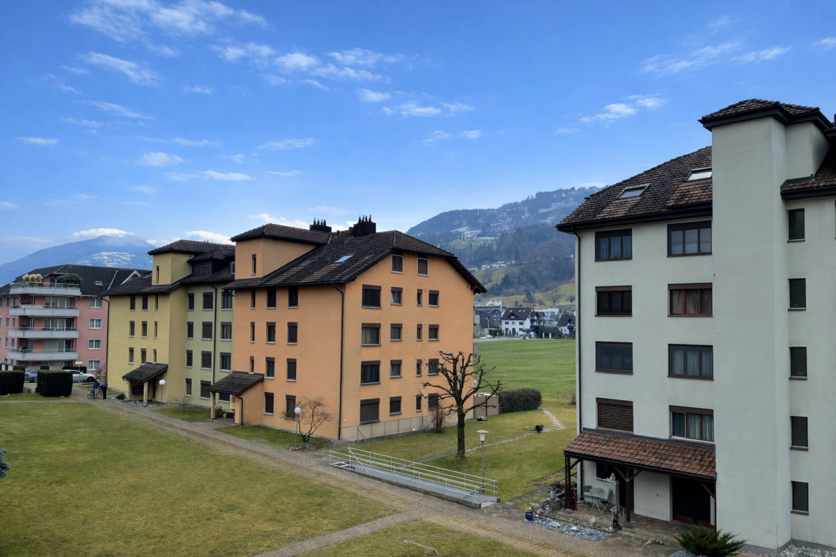 Wohnhäuser mit Bergblick