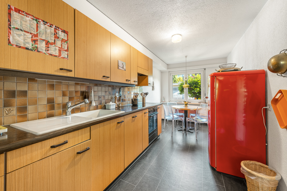 Küche mit Retro-Kühlschrank