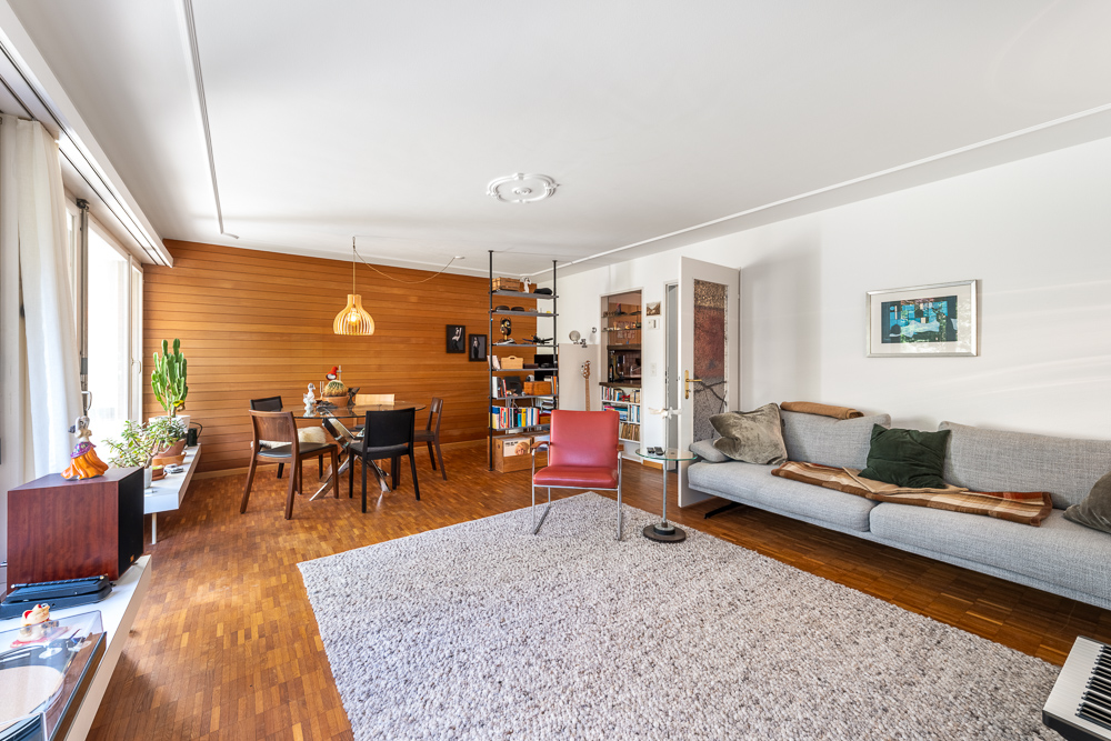Helles Wohn- und Esszimmer mit Holzverkleidung