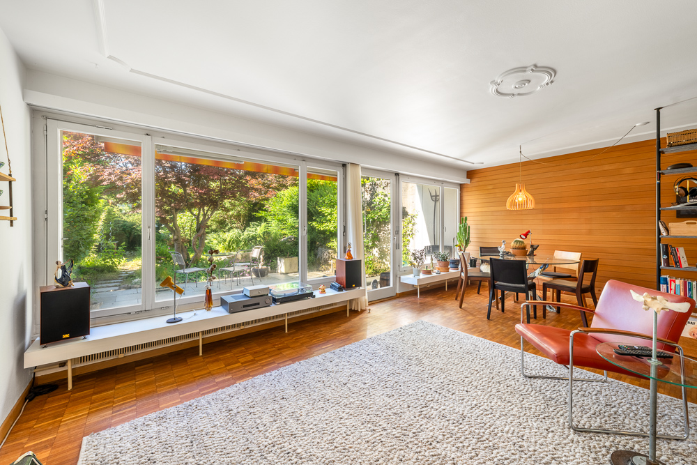 Helles Wohnzimmer mit Gartenblick