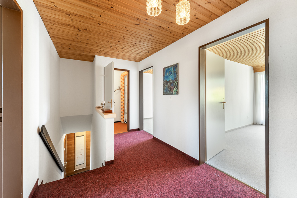 Flur mit Holzdecke und rotem Teppich