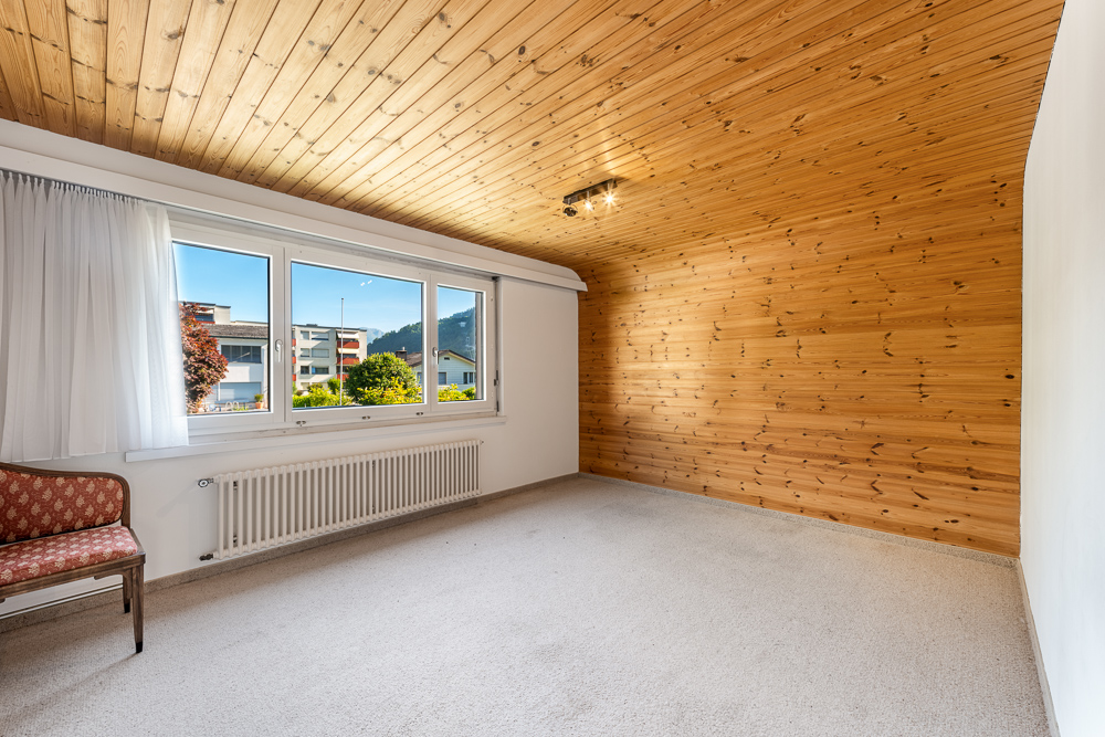 Heller Wohnraum mit Holzdecke