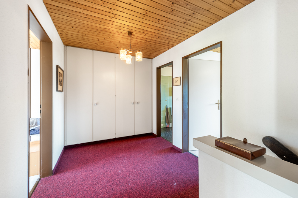 Flur mit Holzdecke und Teppichboden