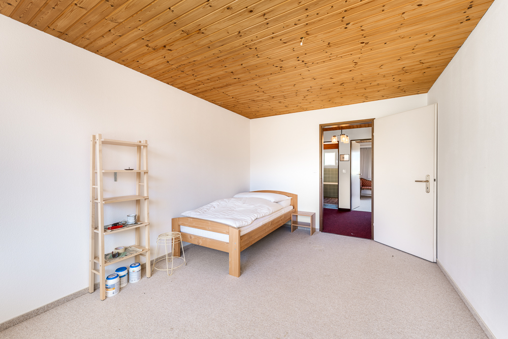 Schlichtes Schlafzimmer mit Holzdecke