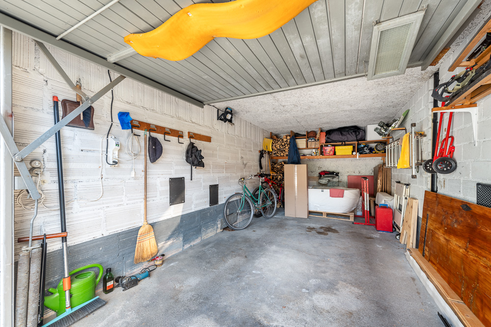 Aufgeräumte Garage mit Stauraum und Werkstattzubehör