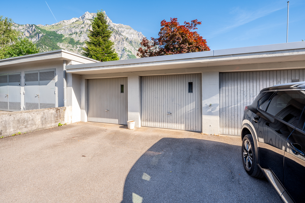 Garagenhof mit Bergkulisse