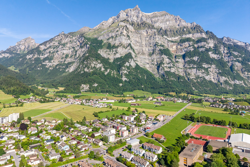 Bergpanorama über Talort