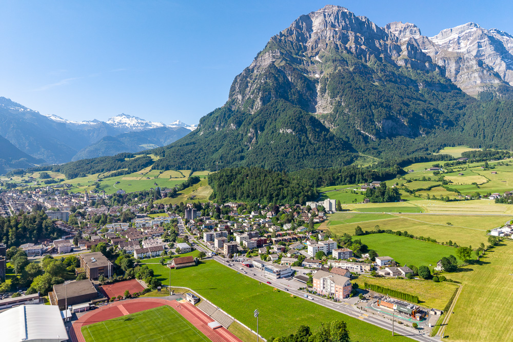 Bergpanorama über einer Kleinstadt