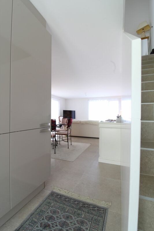 Heller Wohnbereich mit Flur und Treppe