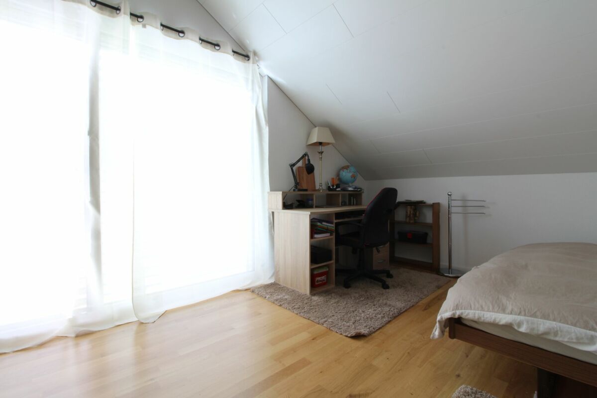 Dachgeschoss-Schlafzimmer mit Arbeitsplatz