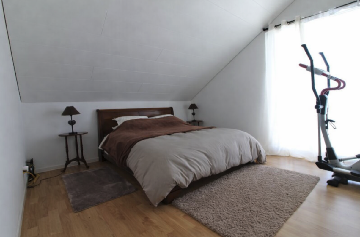 Dachgeschoss-Schlafzimmer mit Fitnessgerät