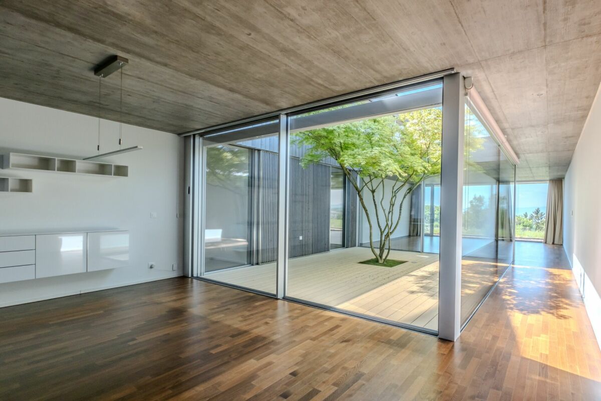 Moderner Innenraum mit Innenhof und Glasfront