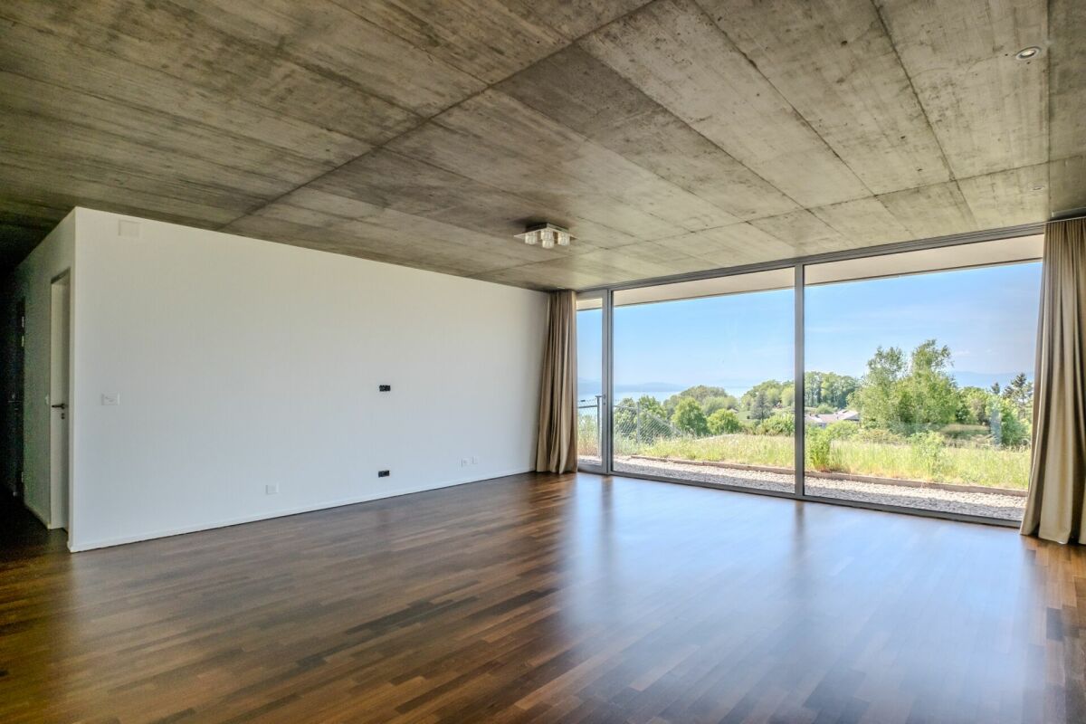 Großer leerer Wohnraum mit Panoramafenster