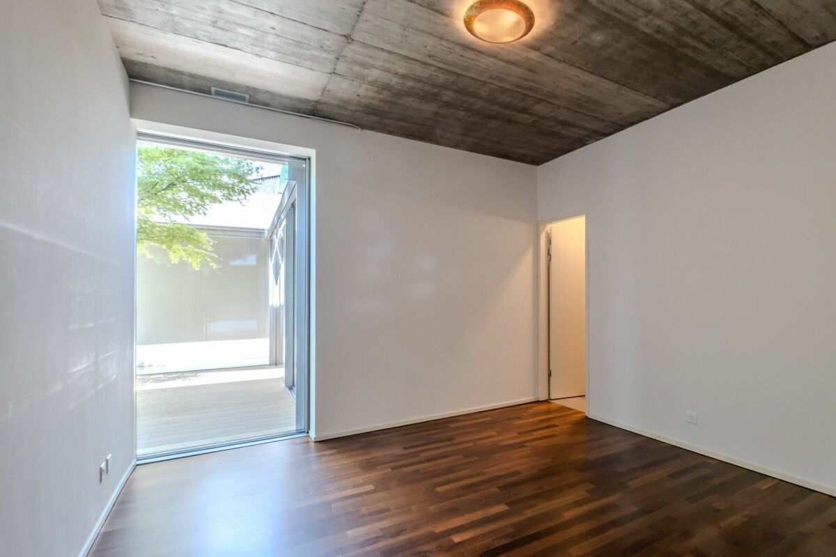 Leerer moderner Innenraum mit Terrasse