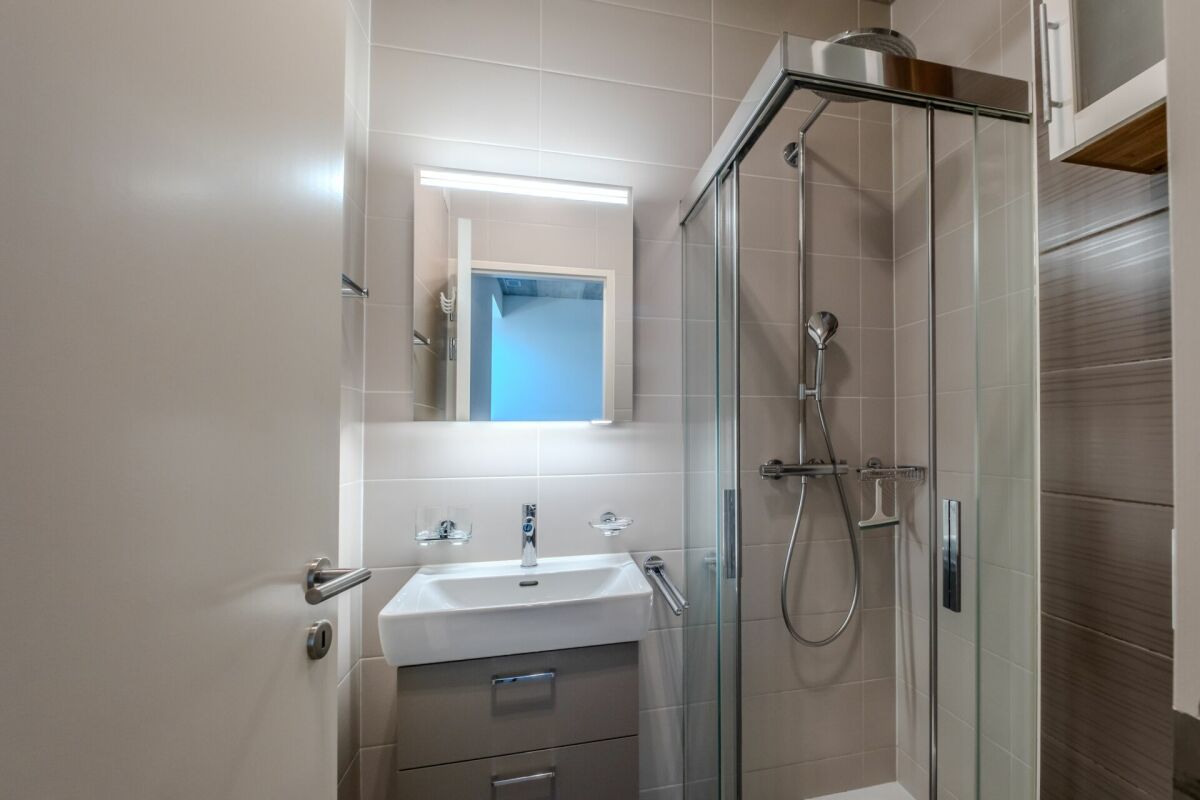 Modernes Bad mit Dusche