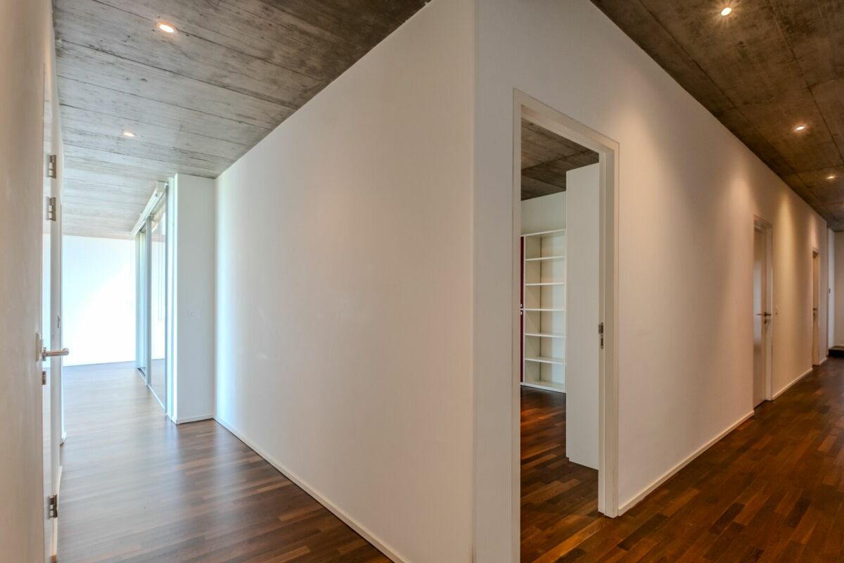 Moderne Diele mit Sichtbetondecke