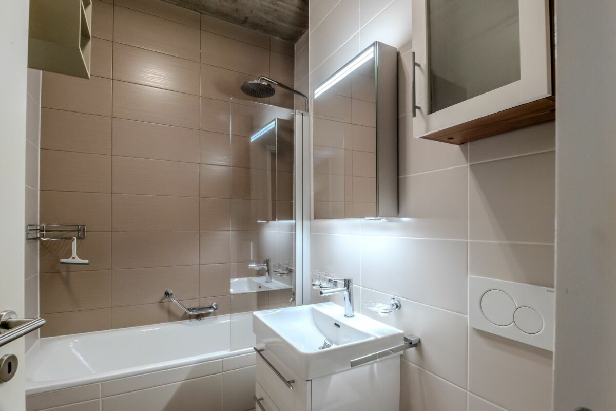 Modernes Badezimmer mit Badewanne und Spiegelschrank