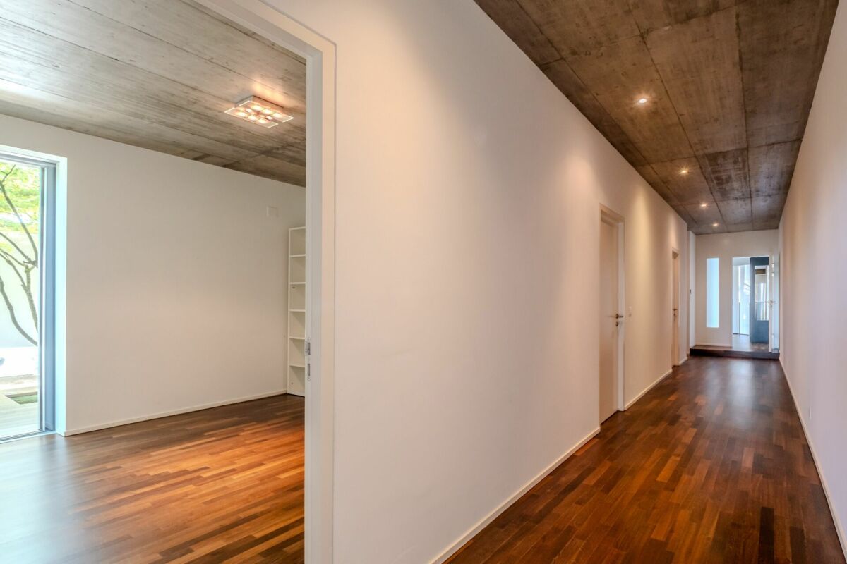 Moderner Flur mit Holzdecke und Parkettboden