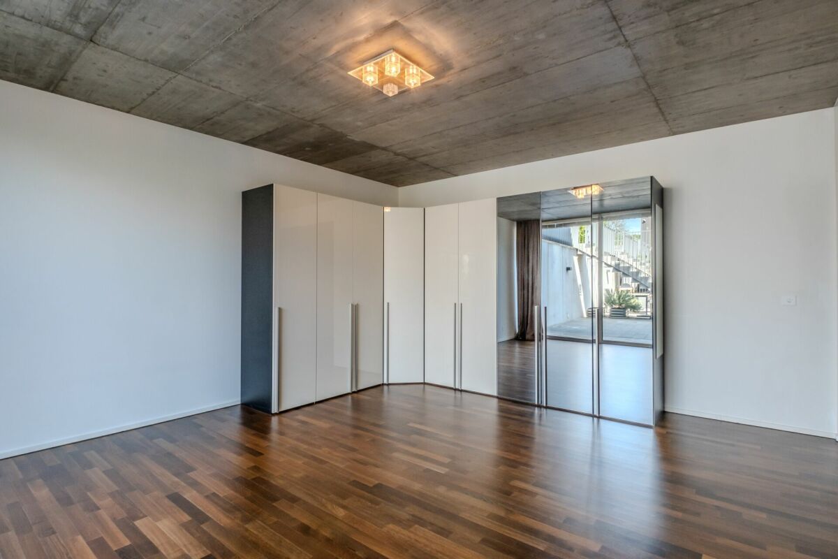 Modernes Schlafzimmer mit Einbauschrank und Schiebetür zum Außenbereich