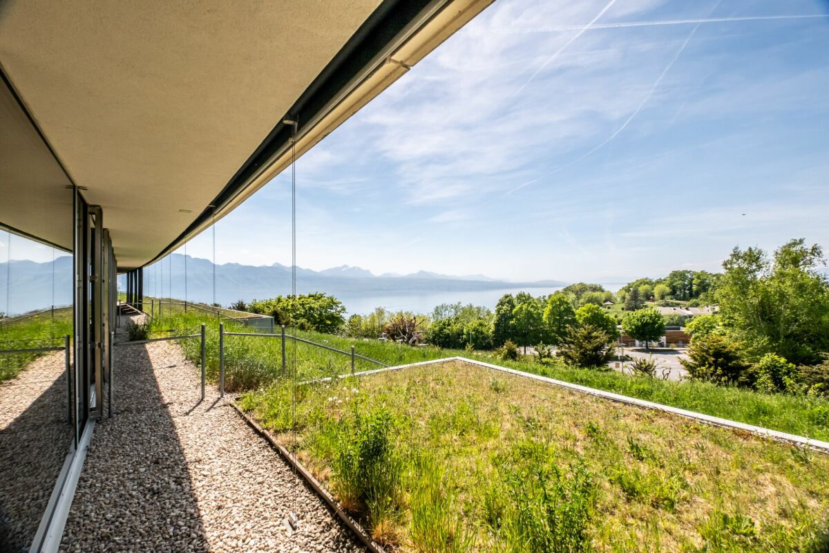 Terrasse mit Seeblick und Bergpanorama
