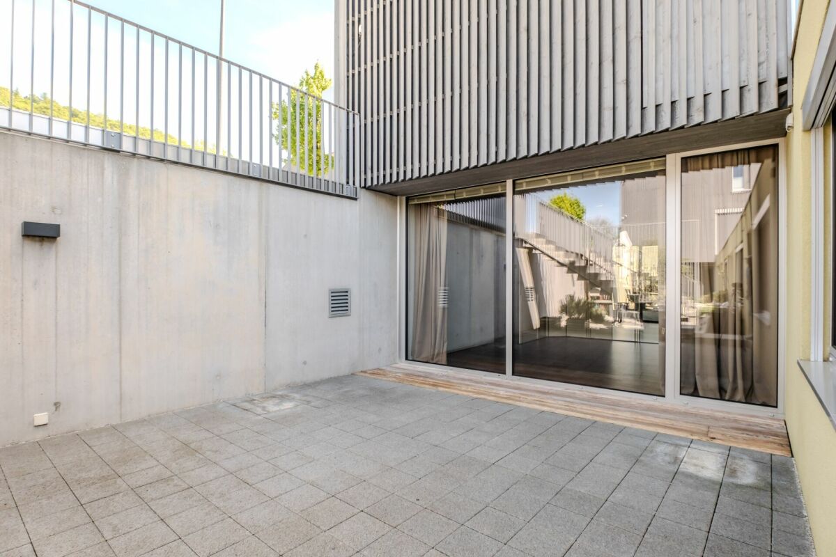 Moderner Innenhof mit Glasfront